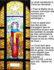 Prier le maître de la moisson, vitrail de Jean Coquet, chapelle des auxiliaires du Sacerdoce, Paray le Monial