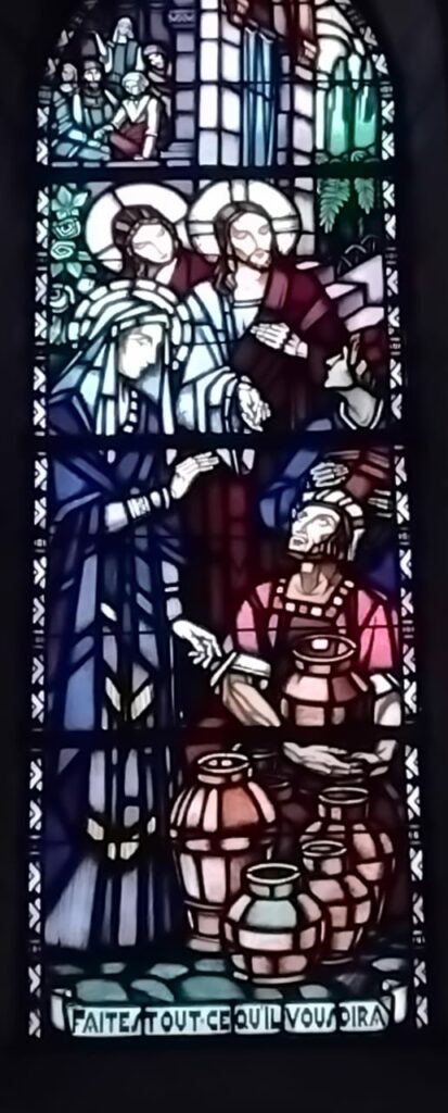 Vitrail représentant les noces de Cana dans la chapelle Claude la Colombière à Paray le Monial