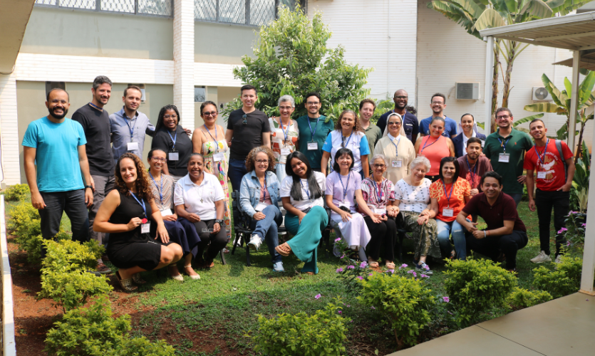 groupe de personnes participant à une formation jésuites à Brasilia